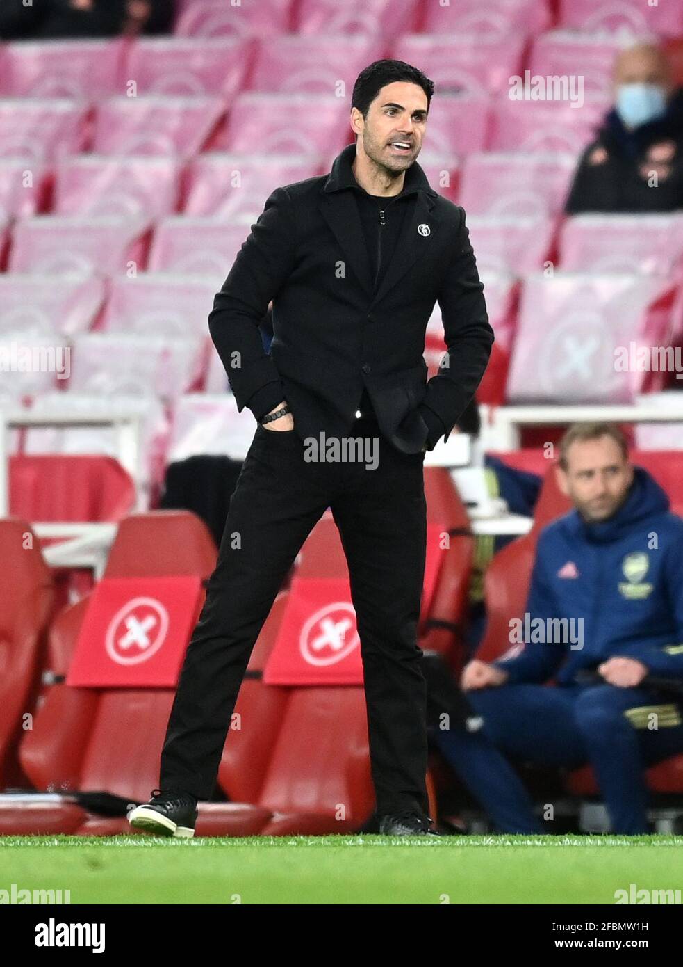 Mikel Arteta, le directeur de l'arsenal, s'est fait crier de la ligne de contact lors du match de la Premier League au stade Emirates, à Londres. Date de la photo: Vendredi 23 avril 2021. Banque D'Images