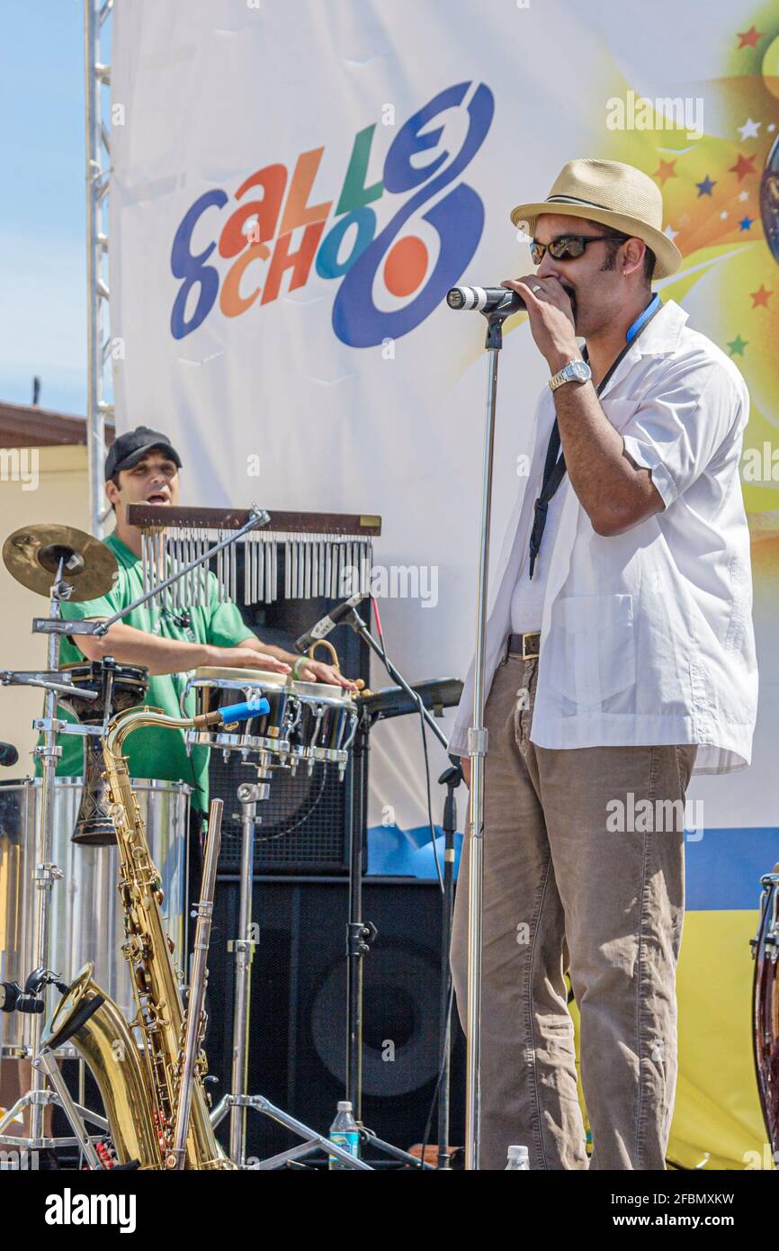 Miami Florida,Little Havana,Calle Ocho Carnaval,événement annuel festival hispanique fête de la foire,homme chanteur de jazz chant interprète gratuit Banque D'Images