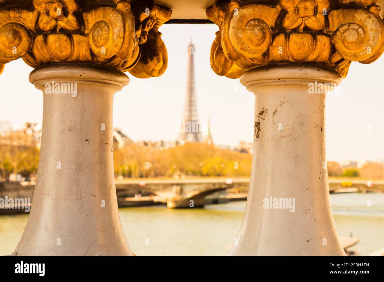 Pont Alexander III sur le fond de la Tour Eiffel non concentrée. Paris, France Banque D'Images