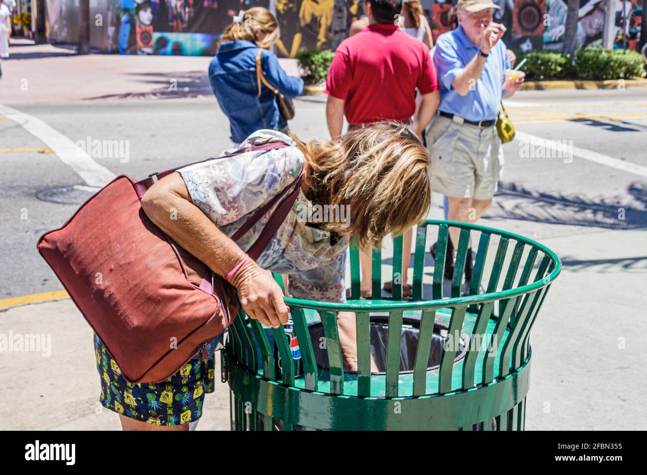 Miami Beach Florida,Lincoln Road,femme à la recherche de déchets publics peut varrant sans-abri mendiant, mentalement malade, Banque D'Images