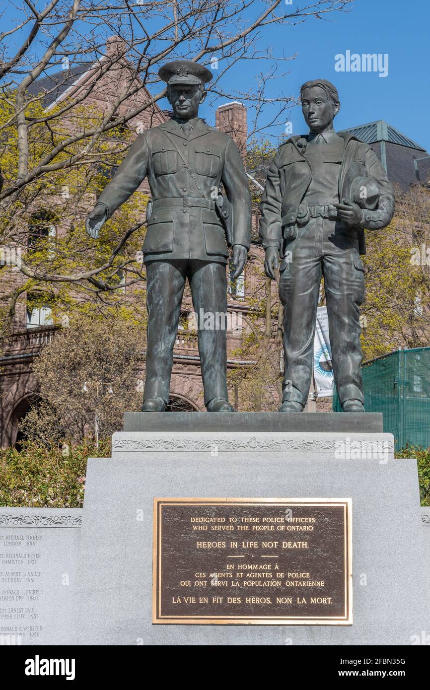 Sculpture dédiée aux agents de police qui desservent la province de l'Ontario, Canada. Situé dans le quartier du centre-ville, à proximité de Queen's Park Banque D'Images