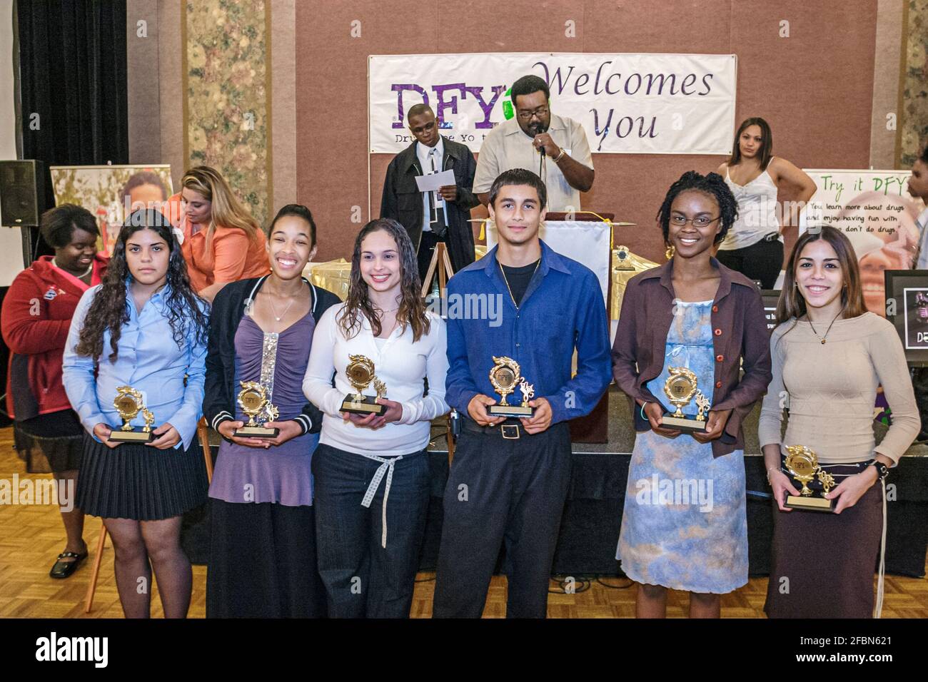 Miami Florida,Drug Free Youth in Town DFYIT Annual Awards,anti addiction groupe de jeunes étudiants à but non lucratif, Black Hispanic adolescents étudiants tenant des garçons Banque D'Images