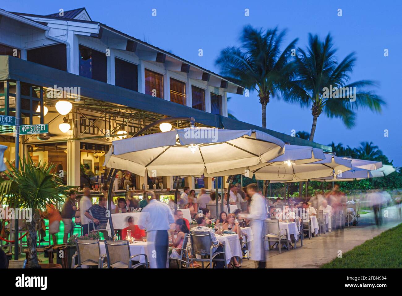 Miami Beach Florida, South Pointe Park Smith & Wollensky restaurant, terrasse extérieure trottoir extérieur tables parasols soir, soir, Banque D'Images