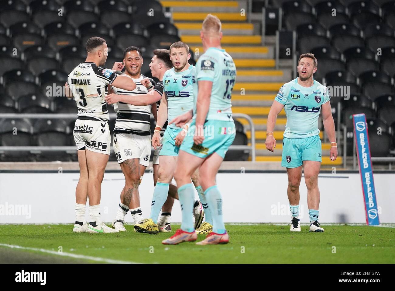 Carlos Tuimavave du FC Hull célèbre avec ses coéquipiers après avoir fait un essai lors du match de la Super League de Betfred au KCOM Stadium, à Hull. Date de la photo: Vendredi 23 avril 2021. Banque D'Images