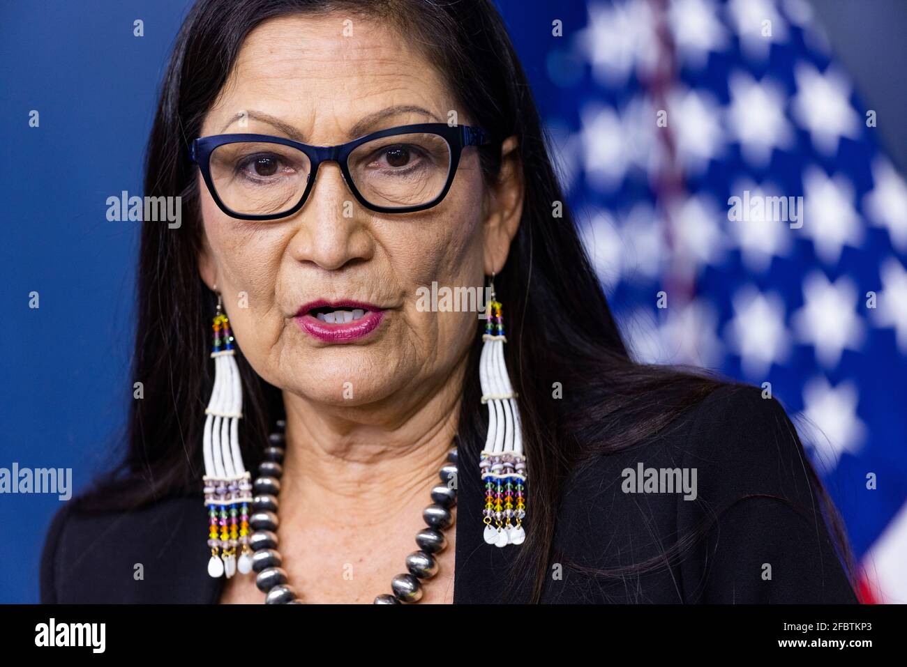 Washington, DC, États-Unis. 23 avril 2021. Debra Haaland, Secrétaire de l'intérieur des États-Unis, présente les membres des médias dans la salle de presse de la Maison Blanche à Washington, DC, USA, le 23 avril 2021. Haaland a parlé des objectifs d'émission du président Biden, ainsi que de la création d'une commission pour réduire la violence contre les femmes amérindiennes.Credit: Jim LoScalzo/Pool via CNP | usage dans le monde crédit: dpa/Alay Live News Banque D'Images