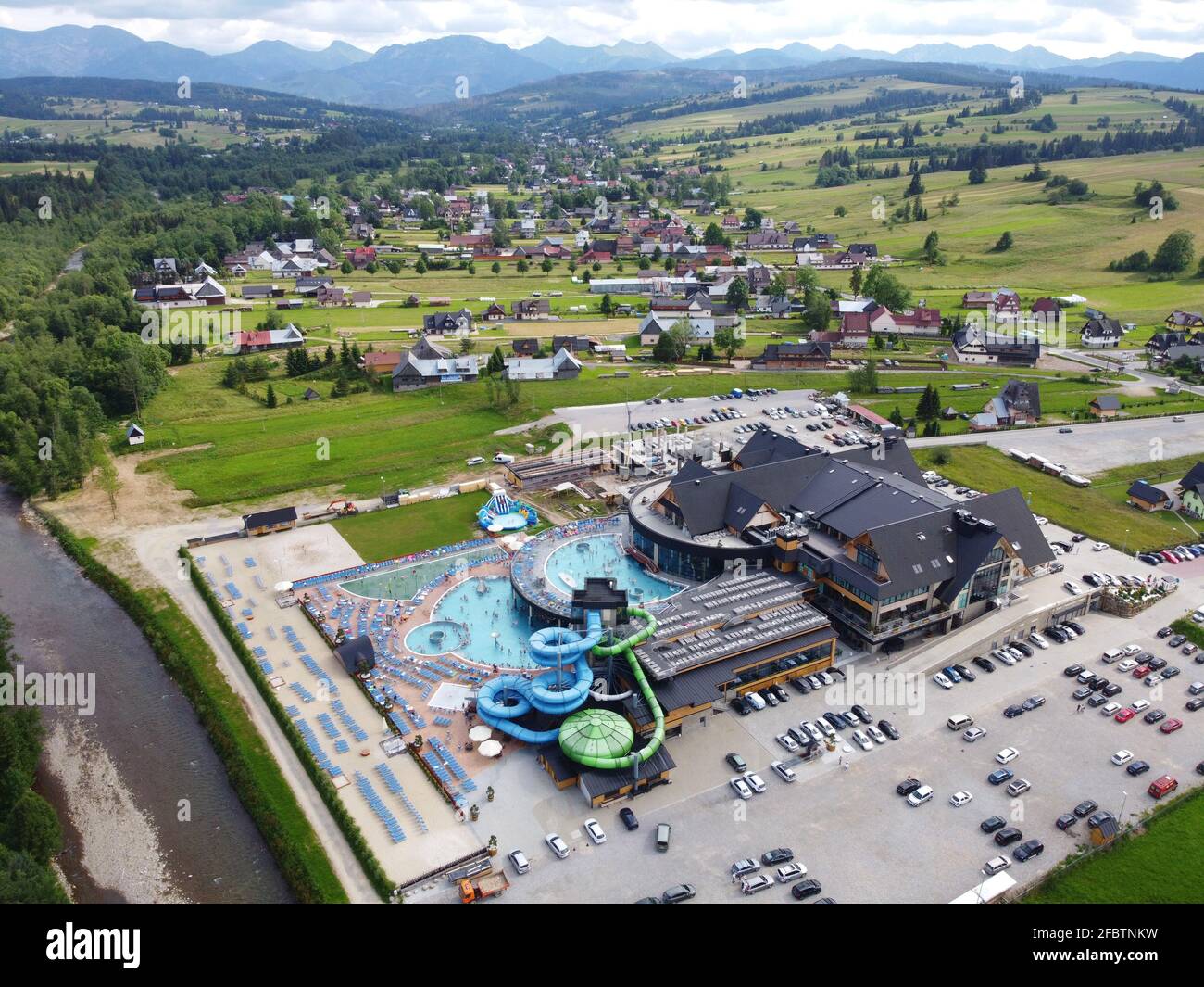 Les plus grands bains thermaux de Pologne, village de Chocholow, région de Tatras. Vue aérienne du drone Banque D'Images