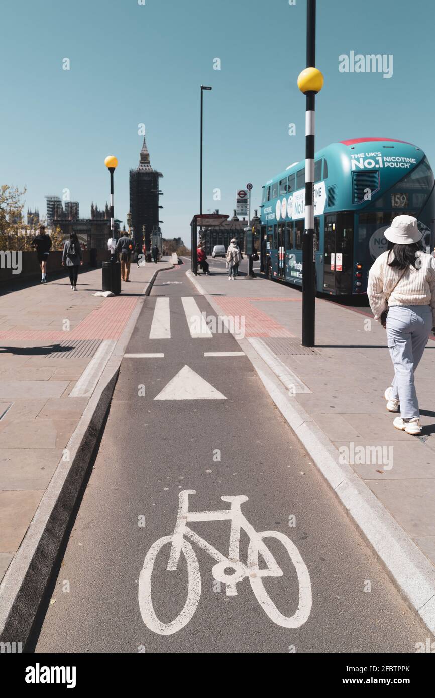 Piste cyclable du pont de Westminster Banque D'Images