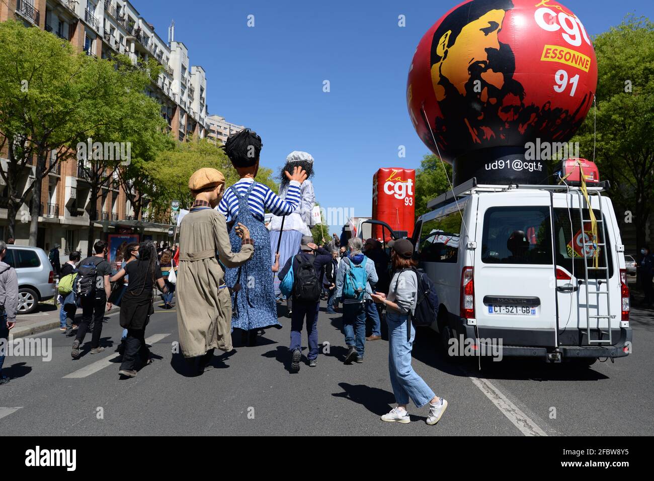A l'appel du spectacle CGT et des syndicats de la culture Sud, 1,500 personnes ont défilé à Paris pour dénoncer la réforme de l'assurance chômage. Philippe Martinez Banque D'Images