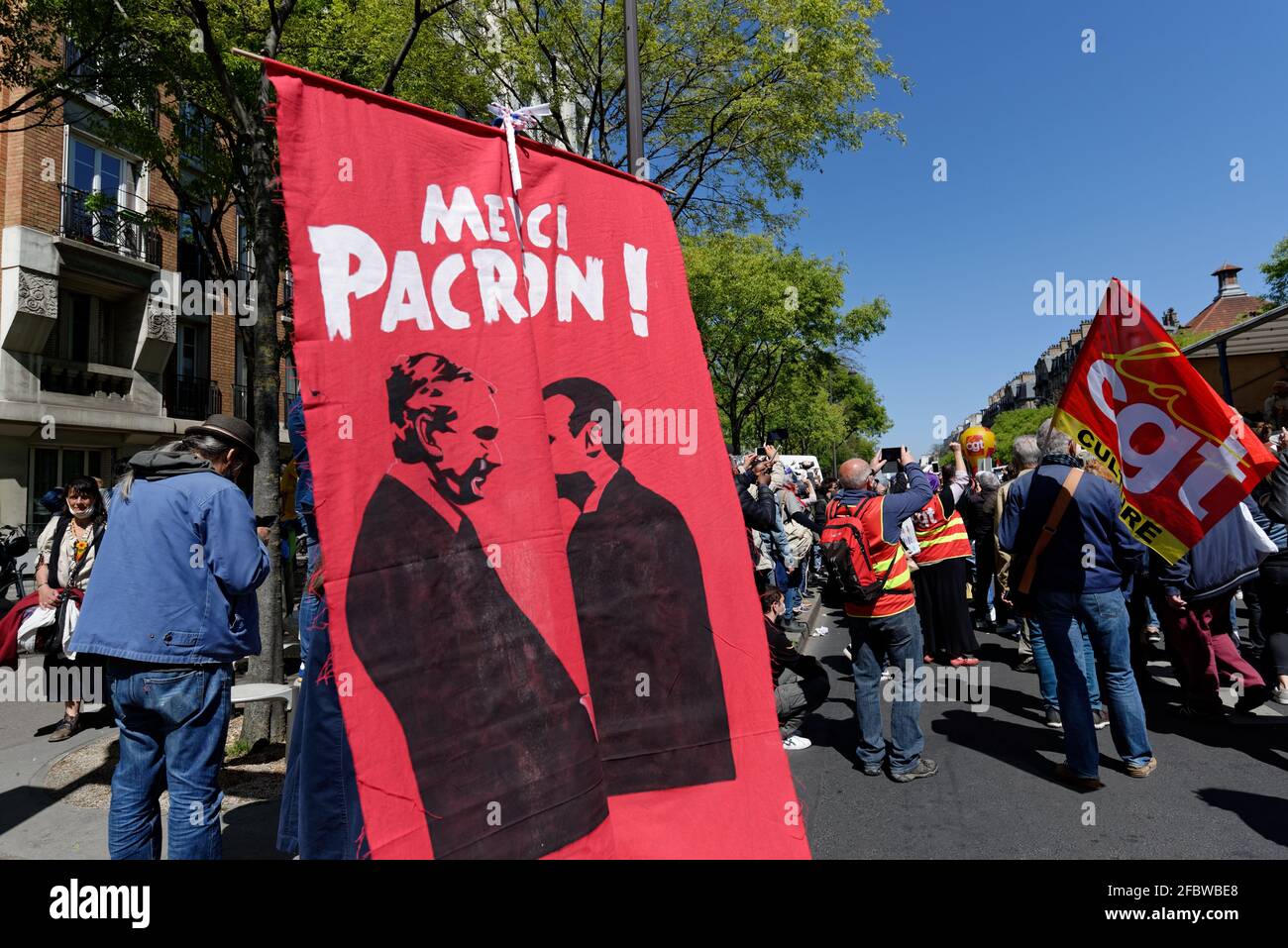 A l'appel du spectacle CGT et des syndicats de la culture Sud, 1,500 personnes ont défilé à Paris pour dénoncer la réforme de l'assurance chômage. Philippe Martinez Banque D'Images