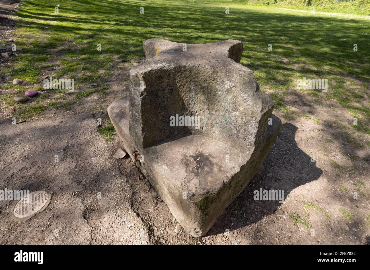 Un siège en pierre à quatre côtés à mi-hauteur du château Dell a été érigé pour le Jubilé de la reine Victoria. Chepstow, Monbucshire, pays de Galles Banque D'Images