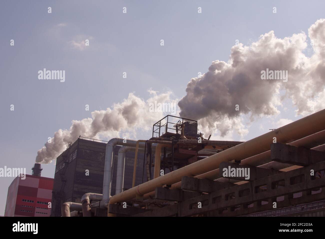 Industrie fumée d'usine métallurgique provenant de l'extraction de tuyaux. Banque D'Images
