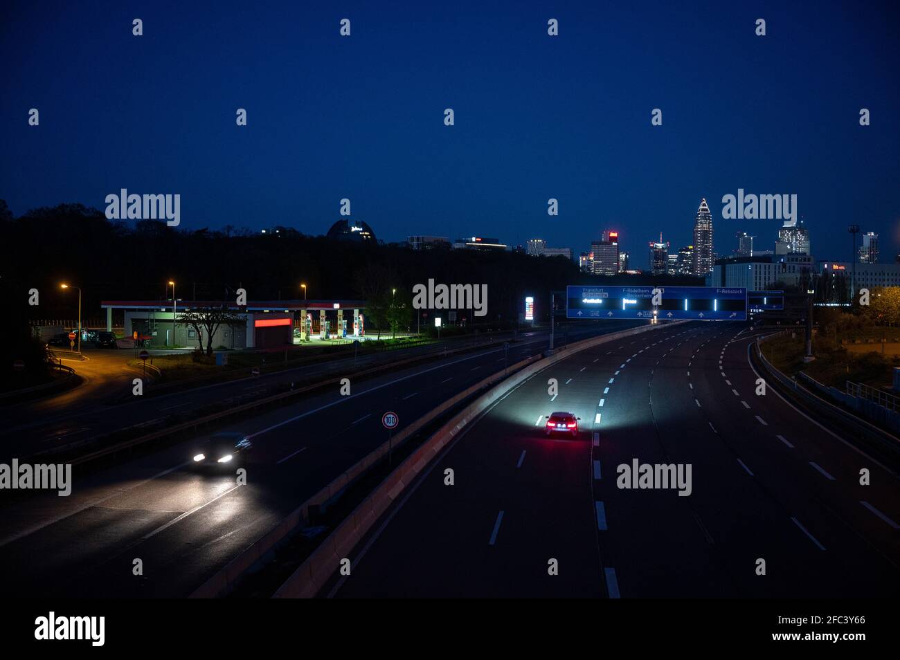 23 avril 2021, Hessen, Francfort-sur-le-main : deux voitures circulent sur une autoroute 648 vide de la ville. Le système fédéral de freinage d'urgence Corona a été lancé pour la première fois dans la nuit du 24 avril. Photo: Sebastian Gollnow/dpa Banque D'Images