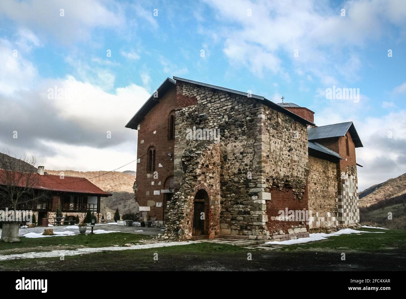 Église principale et chapelle du monastère manastir Banjska decani à Zvecan, Kosovo. C'est l'un des principaux monastères orthodoxes serbes au Kosovo et a Banque D'Images