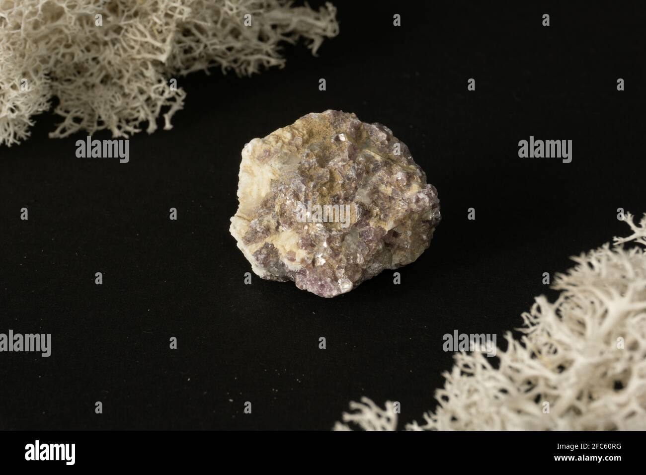 Chrysocolla du Pérou. Pierre minérale naturelle sur fond noir. Minéralogie, géologie, magie des pierres, pierres semi-précieuses et échantillons de minéraux Banque D'Images