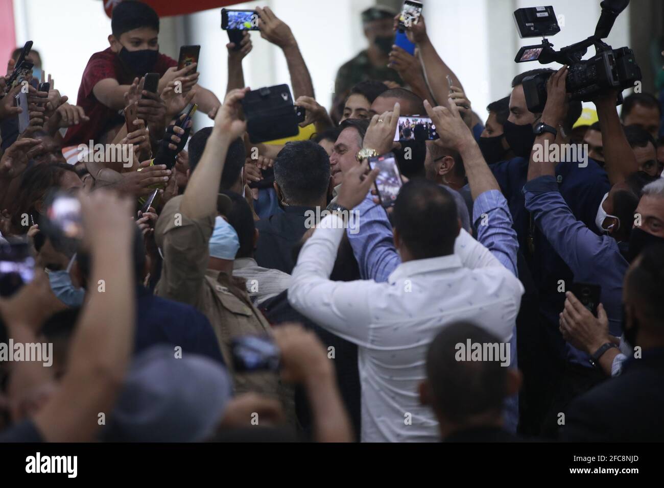 Manaus, AM 2021/23/04 - le Président Jair Bolsonaro ignore les mesures de distance sociale et l'utilisation de masques pour prévenir le covid-19. Foto: Danilo Mello Banque D'Images