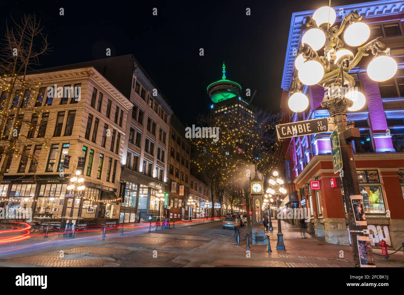 Horloge à vapeur Gastown et belle vue sur la rue du centre-ville la nuit. Cambie et Water Street. Vancouver, Canada. Banque D'Images