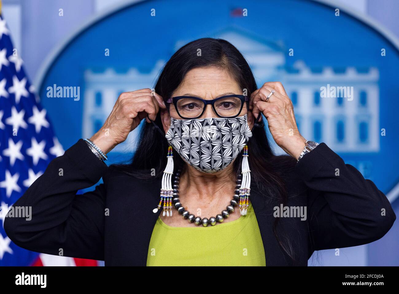 Debra Haaland, Secrétaire de l'intérieur des États-Unis, présente les membres des médias dans la salle de presse de la Maison Blanche à Washington, DC, USA, le 23 avril 2021. Haaland a parlé des objectifs d'émission du président Biden, ainsi que de la création d'une commission pour réduire la violence contre les femmes amérindiennes.Credit: Jim LoScalzo/Pool via CNP /MediaPunch Banque D'Images
