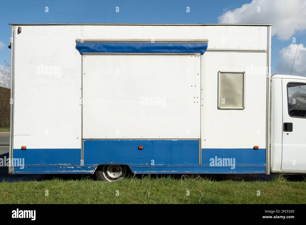 Fermé abandonné vieux grand camion de nourriture avec dans la rue en Europe. Modèle d'espace de copie de maquette Banque D'Images
