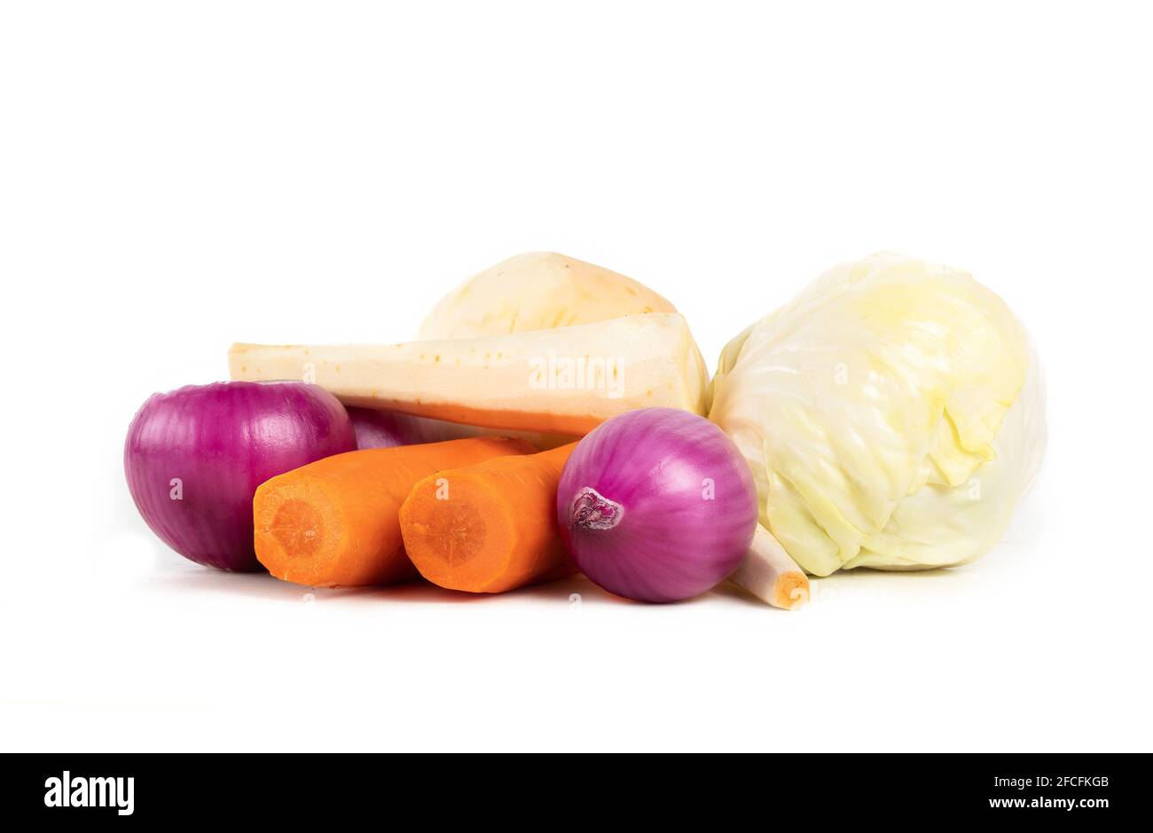 Légumes épluchés. Arrangement de carottes, d'oignons rouges, de panais, de rutabaga et de chou lavé et nettoyé. Concept pour des repas de maquillage sains, budget Banque D'Images