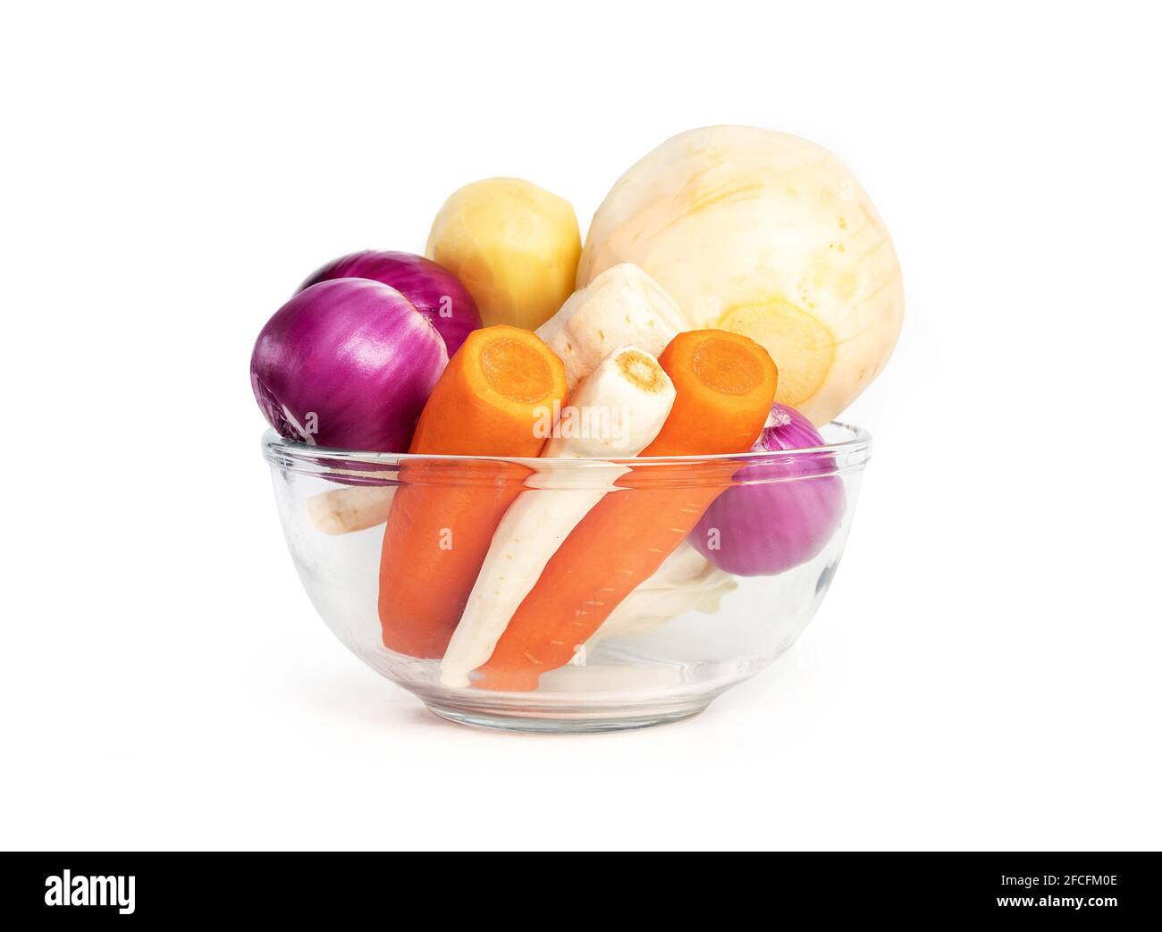 Légumes-racines épluchés dans un bol en verre. Légumes d'hiver prêts à l'emploi pour soupes, chips, ragoûts et smoothies. Concept pour des repas sains à préparer, bu Banque D'Images