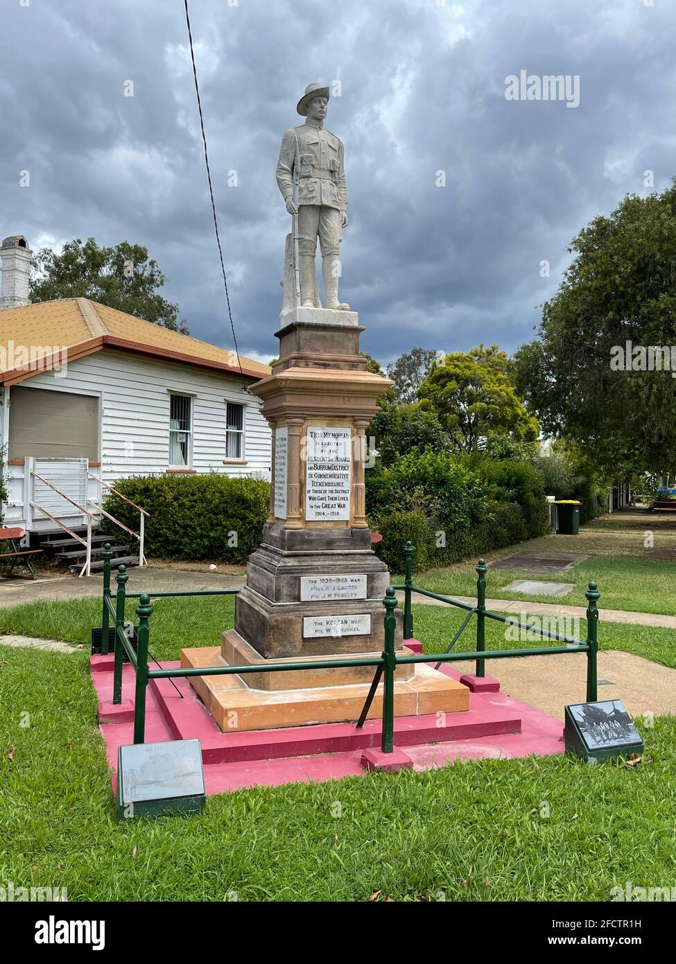 Vue sur le monument commémoratif de guerre érigé en mémoire en 1921 Des soldats de Howard Shire qui ont perdu la vie Pendant la première Guerre mondiale Banque D'Images