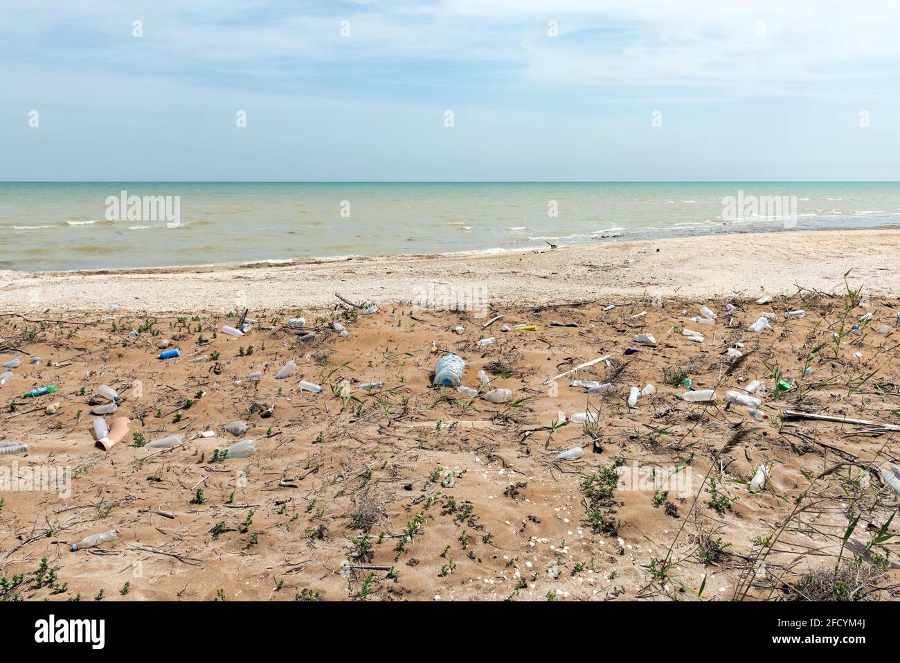 Pollution des mers avec des bouteilles en plastique. Problème écologique Banque D'Images