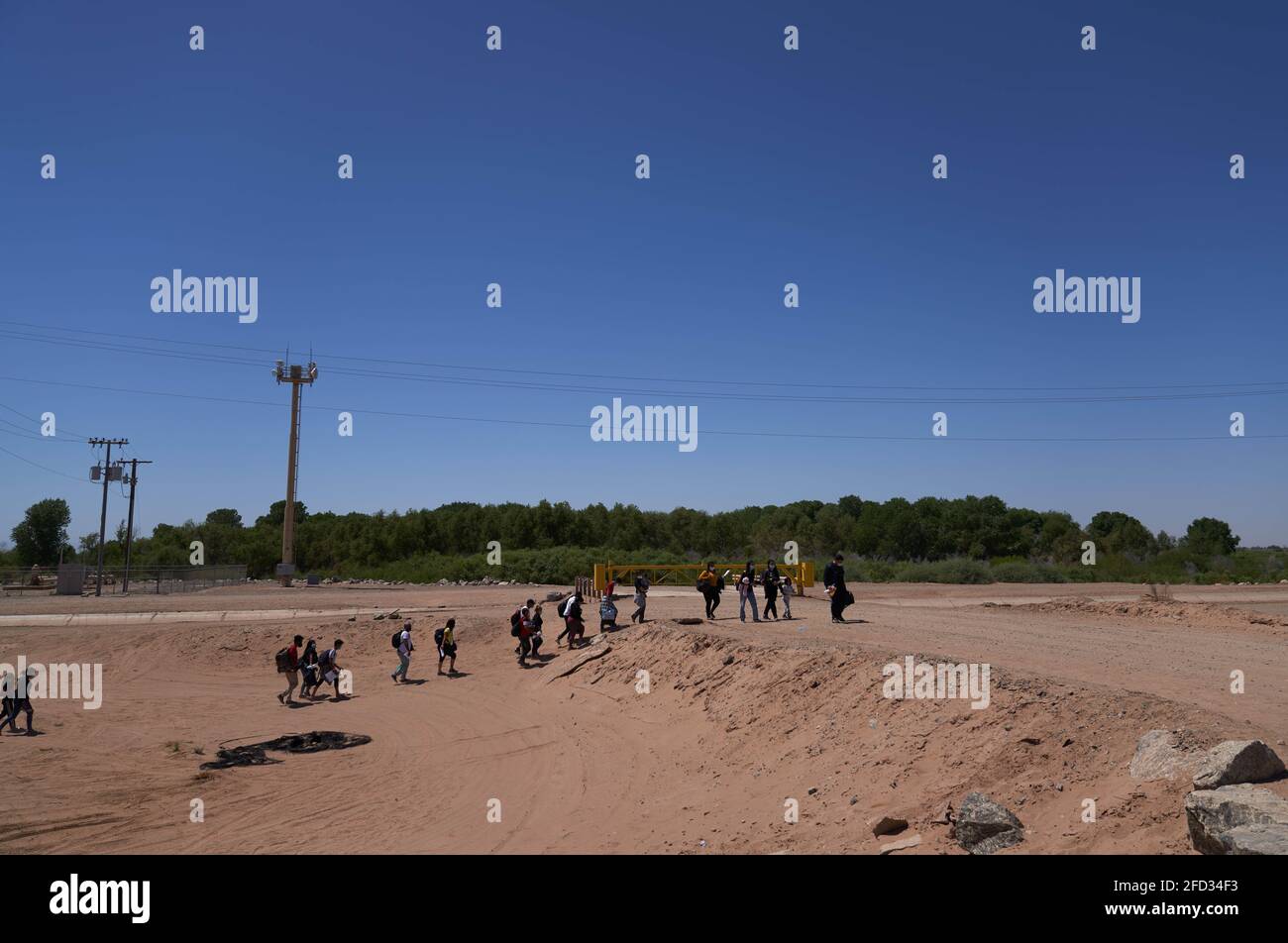 Yuma, Arizona, États-Unis. 23 avril 2021. Les migrants demandeurs d'asile se rendent à la patrouille frontalière des États-Unis au mur frontalier des États-Unis avec le Mexique à Yuma, en Arizona. Crédit : Allison Dinner/ZUMA Wire/Alay Live News Banque D'Images