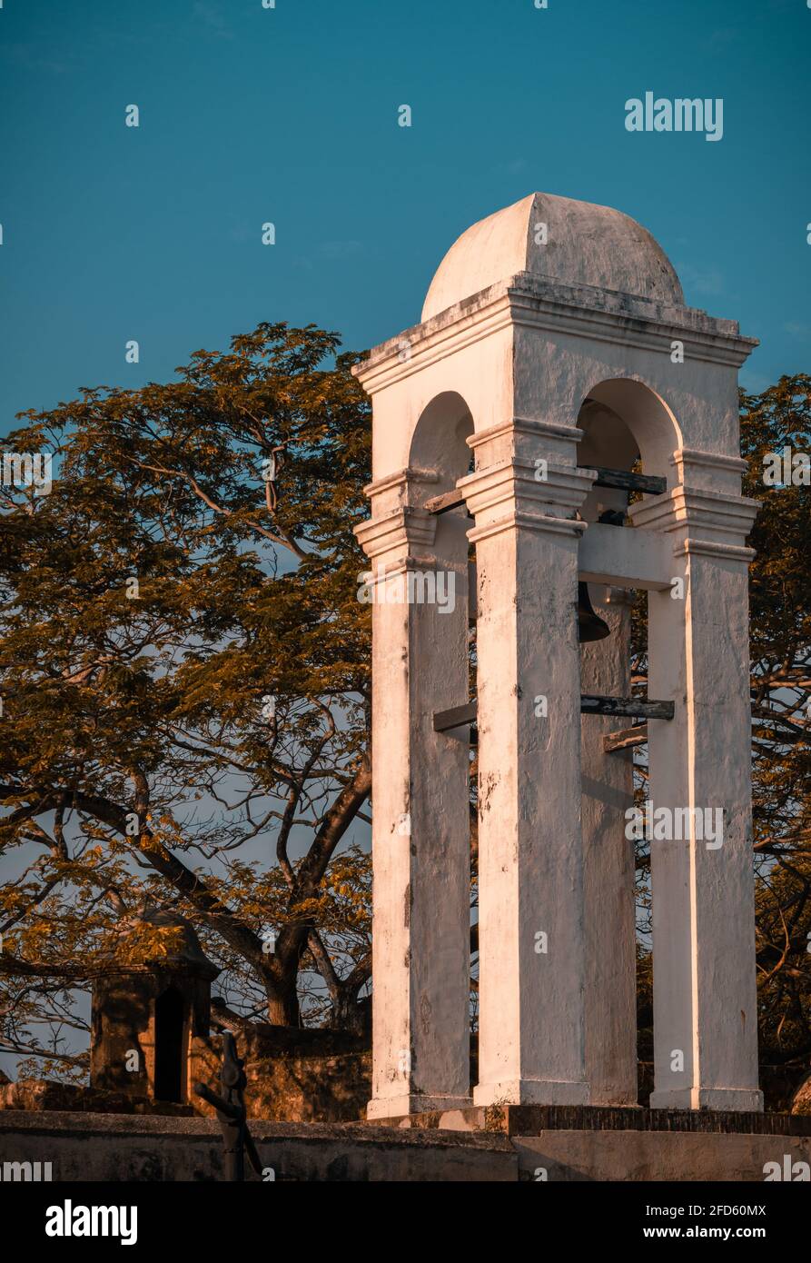 Grande tour de cloche blanche au musée maritime de Galle fort photographie, la lumière du soir frappe le côté de la tour. Banque D'Images