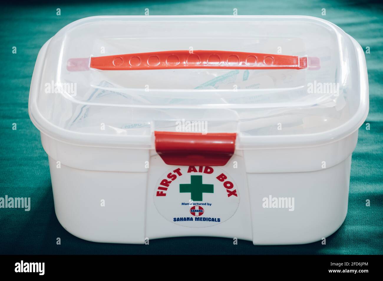 Boîte de premiers soins sur une image de plan d'examen en gros plan, vêtue de vert. Boîte de traitement médical portable facile et pratique. Banque D'Images