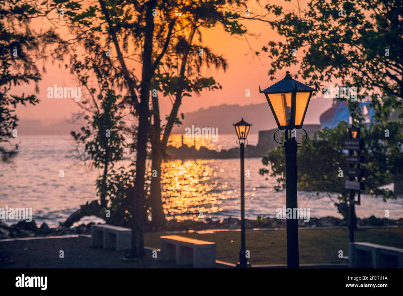 Concept de la nouvelle situation normale post-Covid affectant le mode de vie des gens à Galle, Sri Lanka, comme personne dans le parc dans la belle matinée Banque D'Images