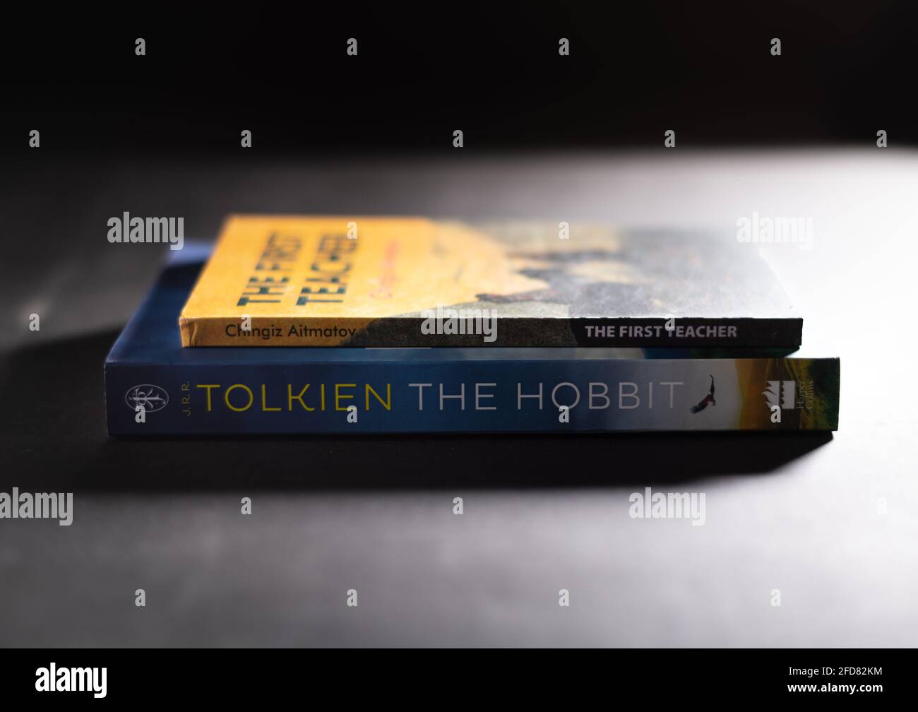 Galle, Sri Lanka - 04 07 2021:deux nouveaux livres empilés sur un plan d'examen. Banque D'Images