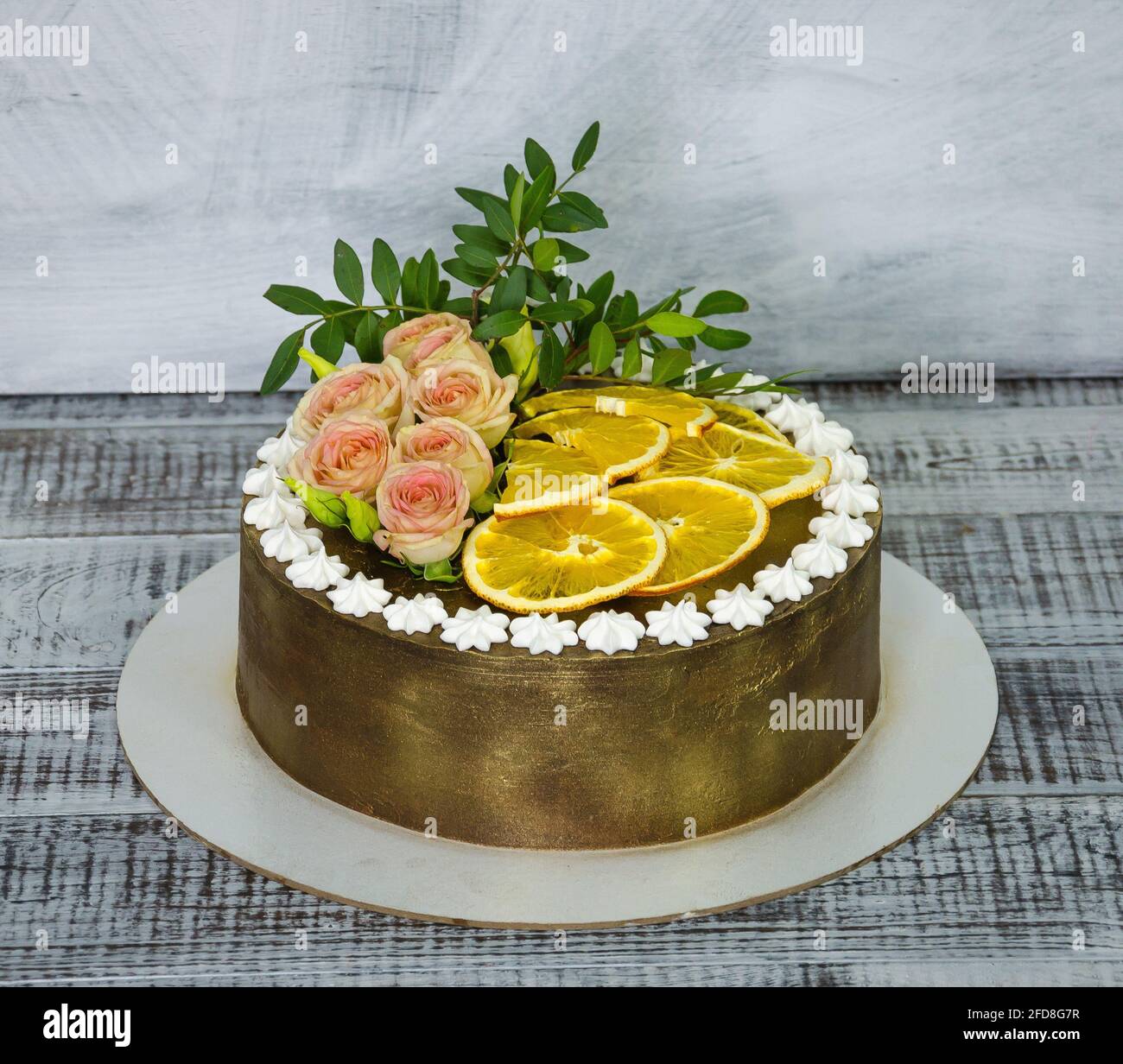 Gateau Dore Au Chocolat Avec Roses Oranges Sechees Et Pistaches Photo Stock Alamy