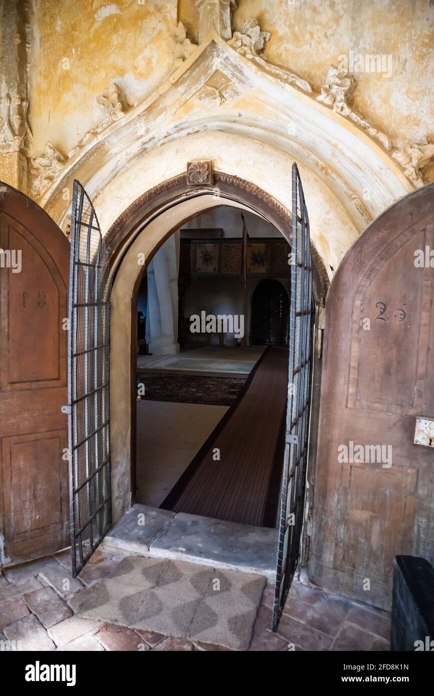 Mosna, Roumanie - 10 avril 2021 : Église fortifiée de Mosna dans le comté de Sibiu, Transylvanie, Roumanie Banque D'Images