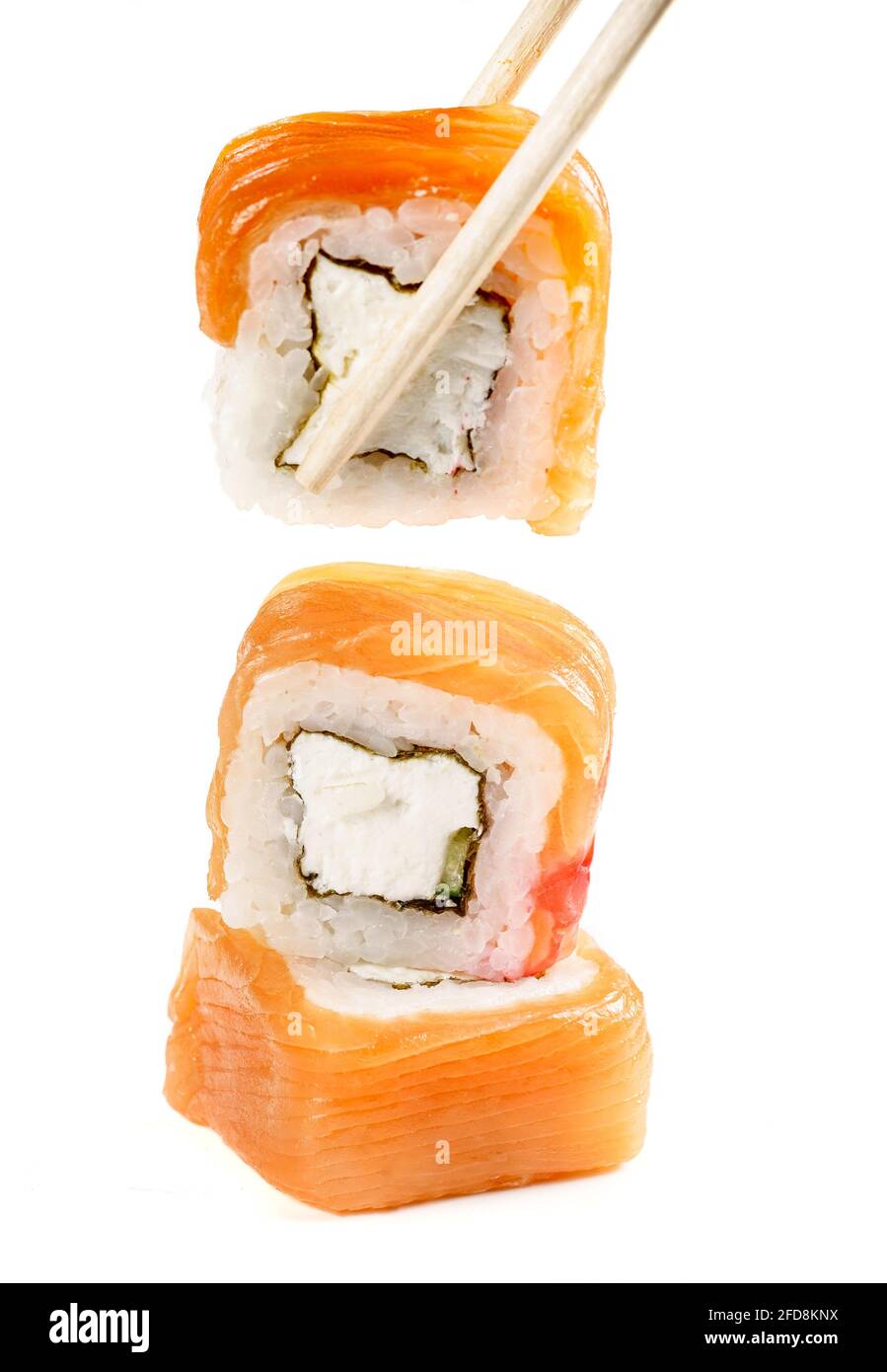 rouleaux de sushis avec baguettes sur fond blanc Banque D'Images