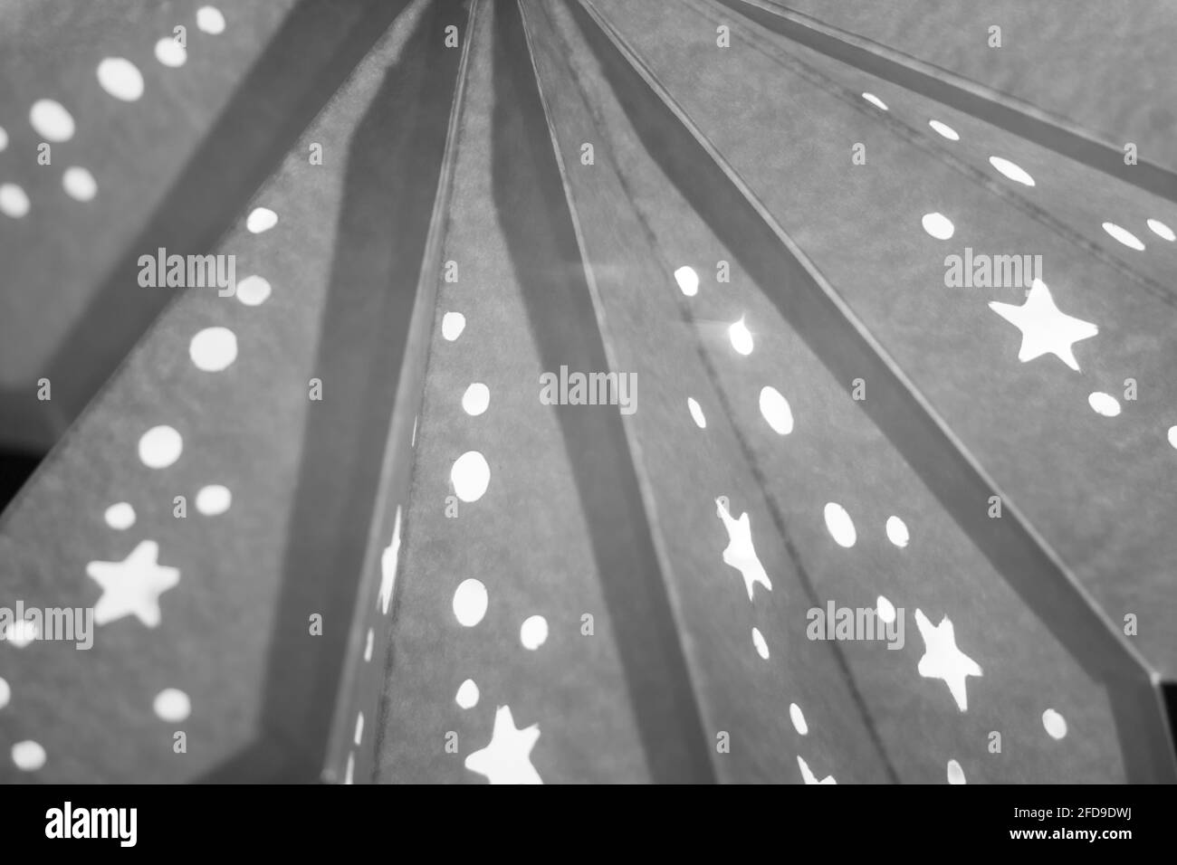 Motif étoile de lanterne de Noël blanc noir à la saison du marché de noël. L'arrière-plan de la lampe d'ambiance étoile brillante est une joyeuse décoration de l'Avent. Symbole traditionnel de TH Banque D'Images