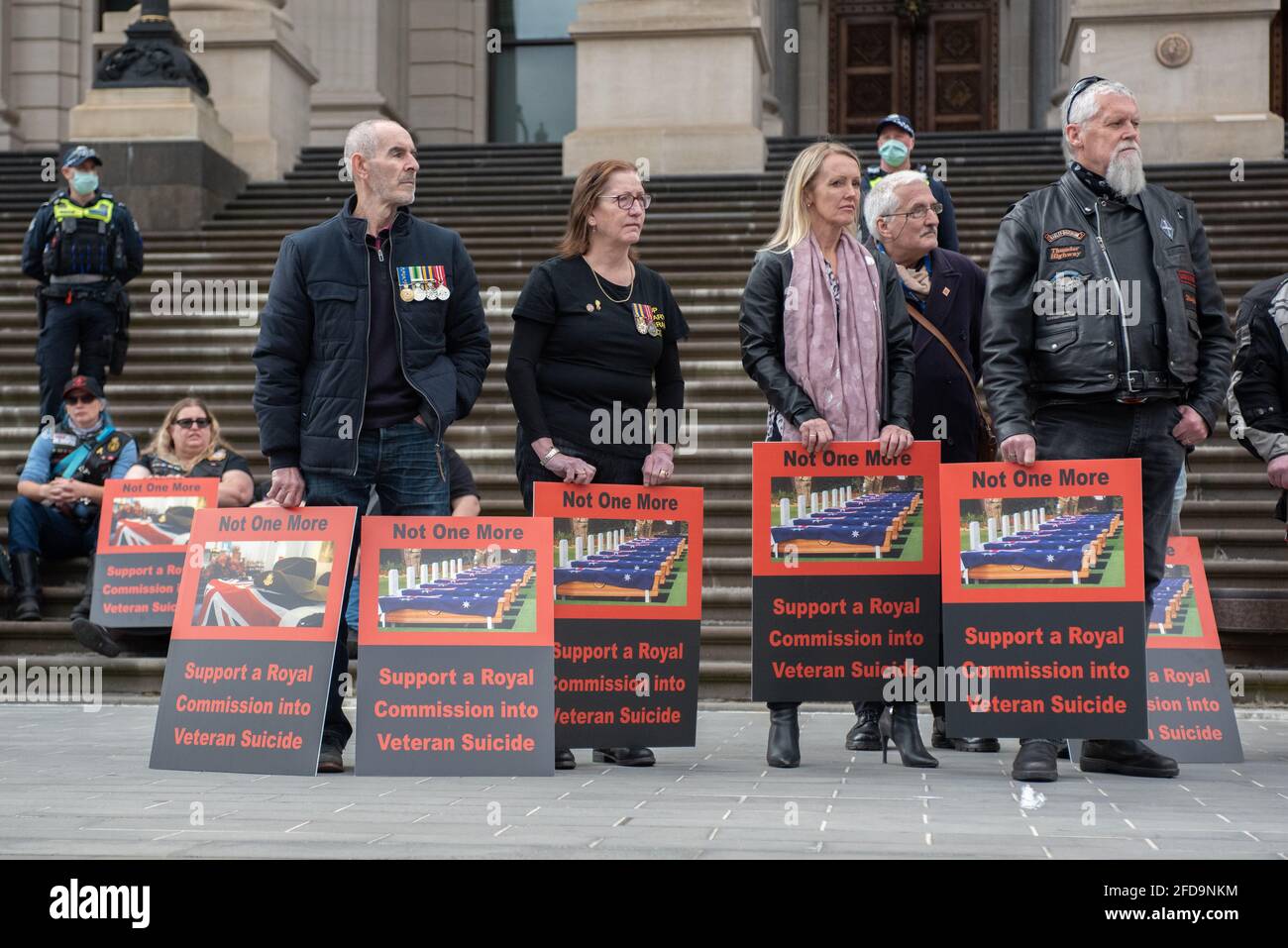 Melbourne, Australie. 24 avril 2021. Les membres du service et leurs amis, familles et partisans se réunissent à l'extérieur de la Chambre du Parlement pour exiger une commission royale sur le taux stupéfiant de suicides d'anciens combattants retournés. Credit: Jay Kogler/Alay Live News Banque D'Images