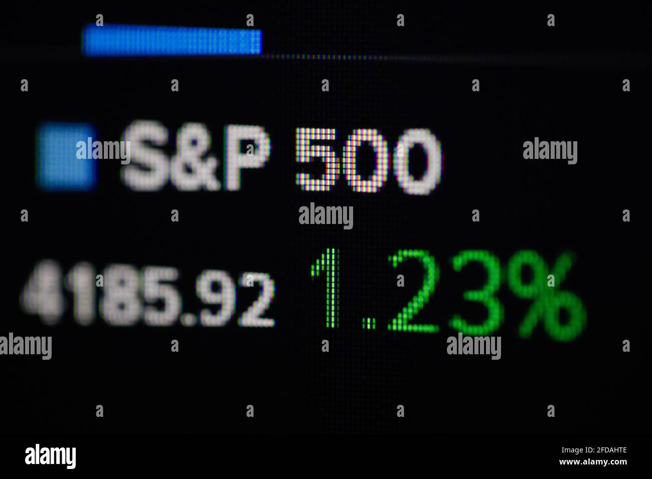 Bucarest, Roumanie - 24 avril 2021 : faible profondeur de champ (mise au point sélective) et image macro avec devis S&P00 sur écran numérique. Banque D'Images