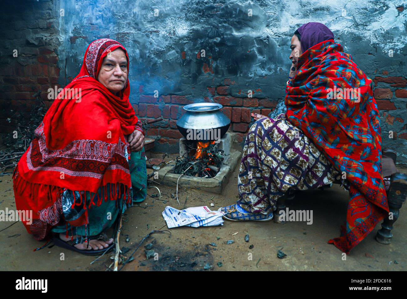 portrait d'une femme indienne âgée, faisant de la nourriture dans sa maison. Banque D'Images
