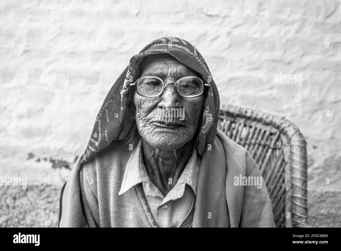 portrait noir et blanc de femme indienne âgée, ayant des rides sur son visage. Banque D'Images