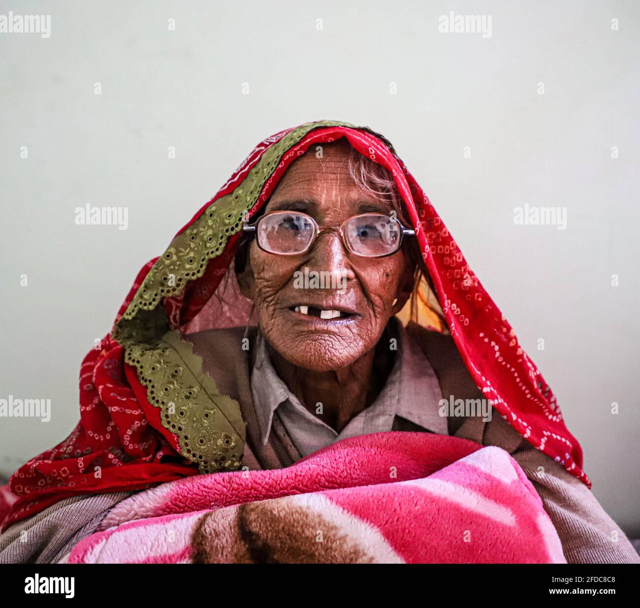 portrait de femme indienne âgée, ayant des rides sur son visage. Banque D'Images