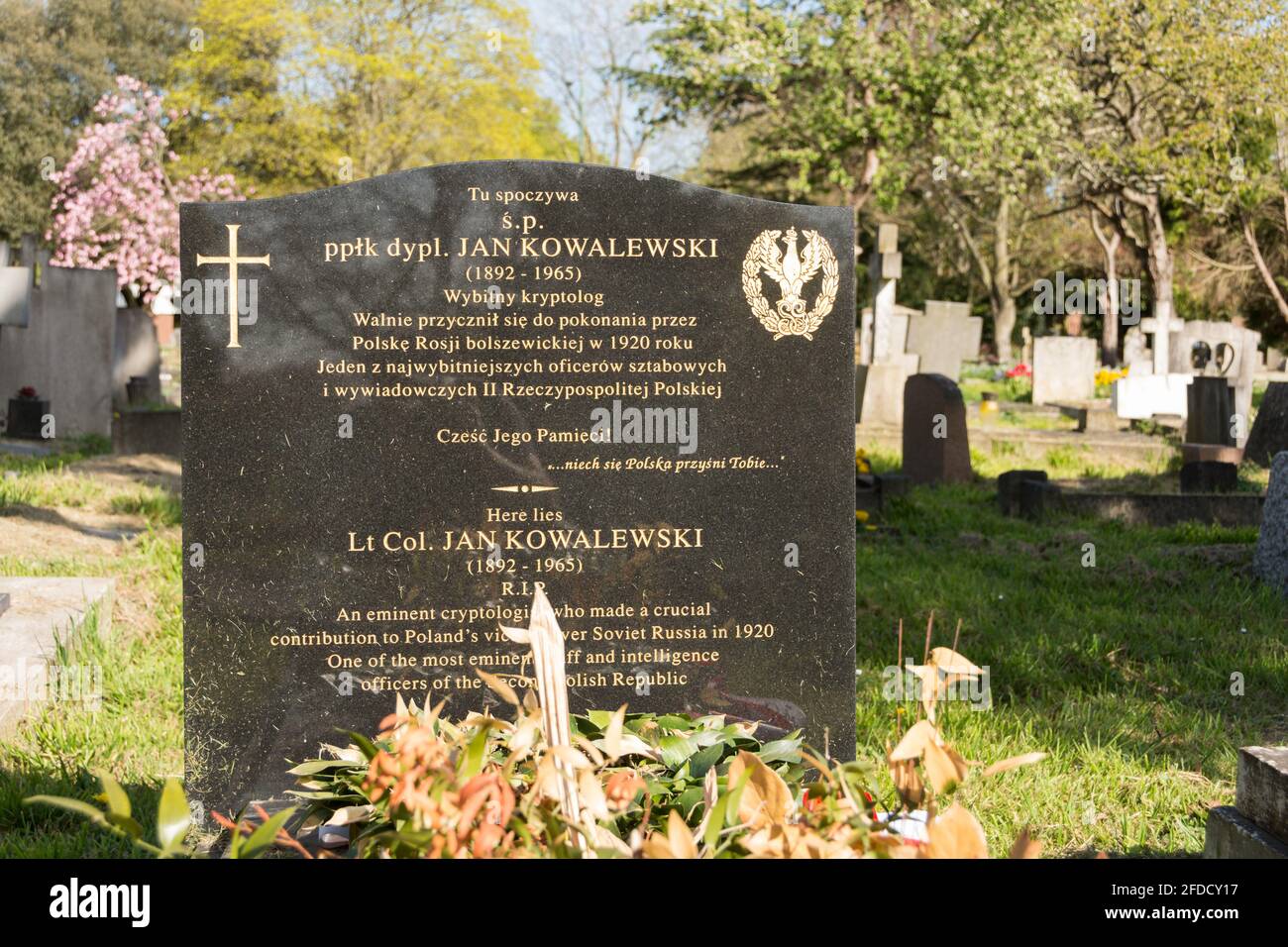 La tombe du Lt Coll. Jan Kowalewski, un éminent cryptologue polonais, dans le cimetière de North Sheen, Mortlake, Londres, Royaume-Uni Banque D'Images
