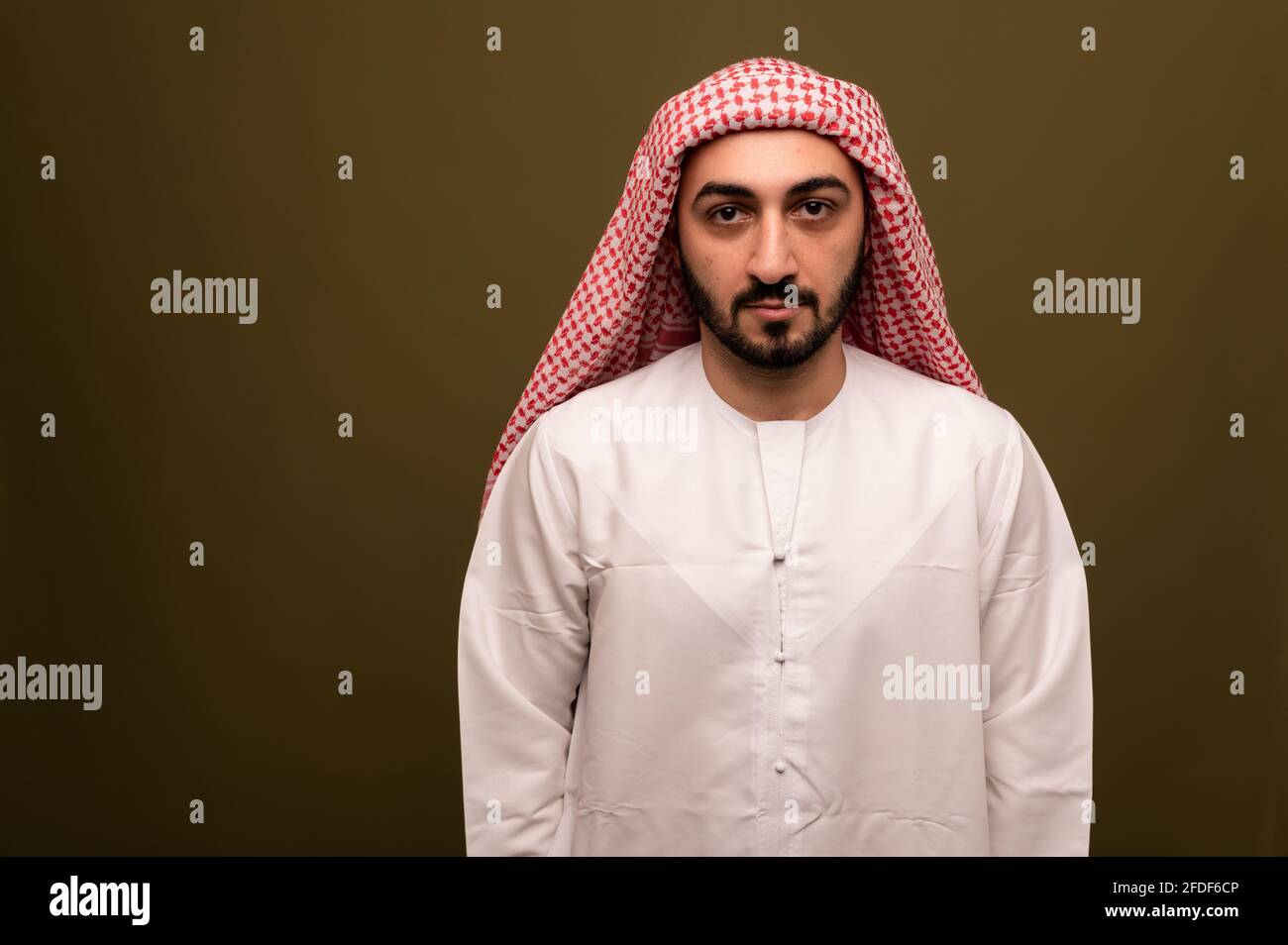 Homme musulman. Portrait d'un jeune arabe en robe traditionnelle. Banque D'Images