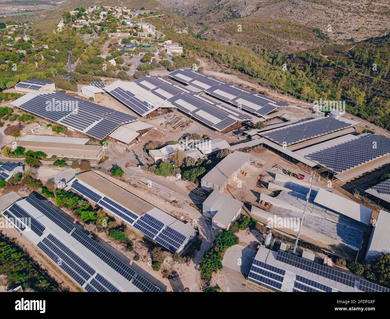 Panneaux solaires sur le toit. Centrale photovoltaïque sur un toit. Banque D'Images