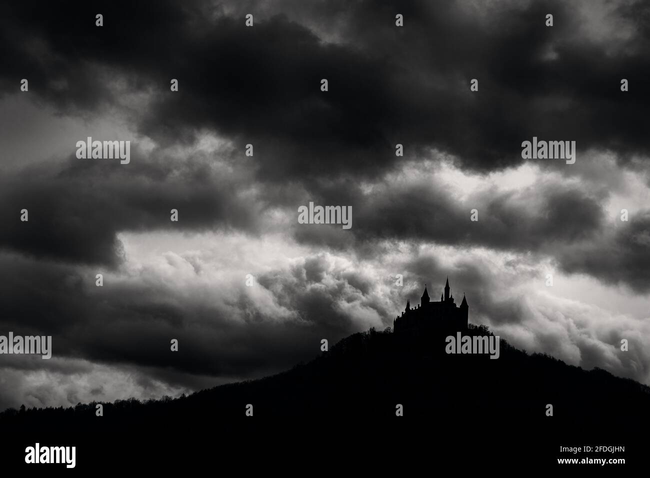 Célèbre château de Hohenzollern par une journée sombre et sinistre. Banque D'Images