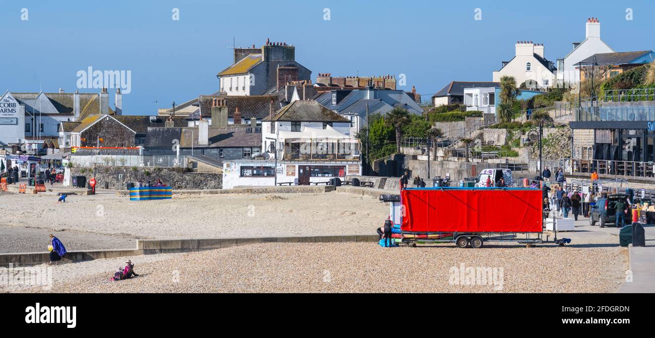Lyme Regis, Dorset, Royaume-Uni. 24 avril 2021. Météo Royaume-Uni. Un beau début de journée à Lyme Regis. Le joli complexe est baigné de soleil printanier et de ciel bleu. Credit: Celia McMahon/Alamy Live News Banque D'Images