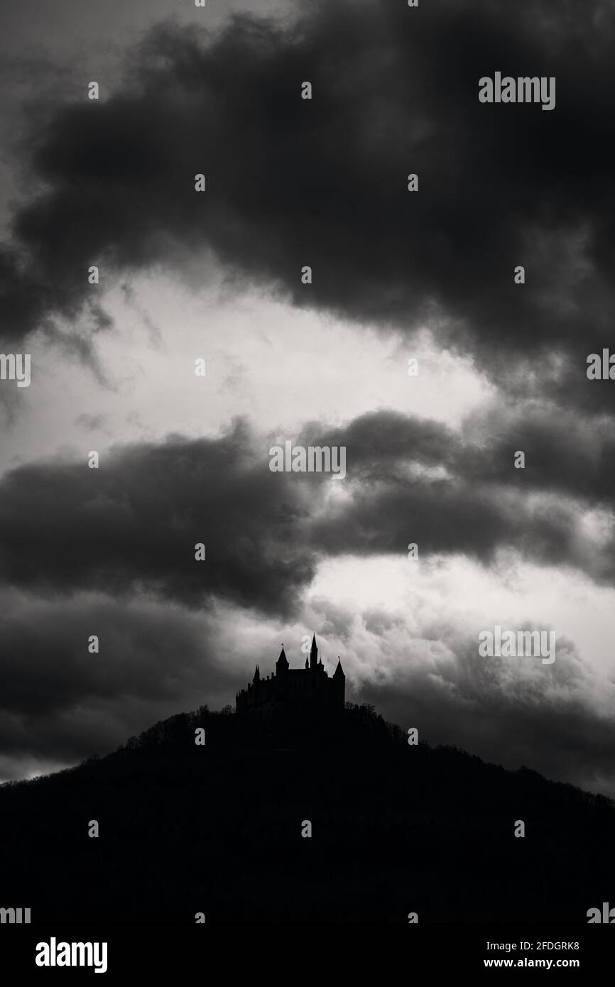 Célèbre château de Hohenzollern par une journée sombre et sinistre. Banque D'Images