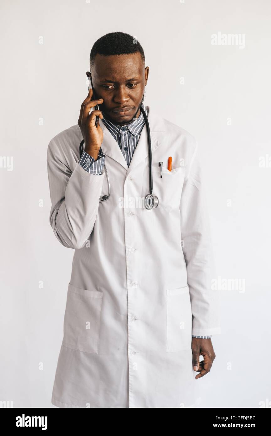 télésanté avec rendez-vous virtuel du médecin et séance de thérapie en ligne. Conférence en ligne du médecin noir Banque D'Images télésanté avec rendez-vous virtuel du médecin et séance de thérapie en ligne. Conférence en ligne du médecin noir Banque D'Images