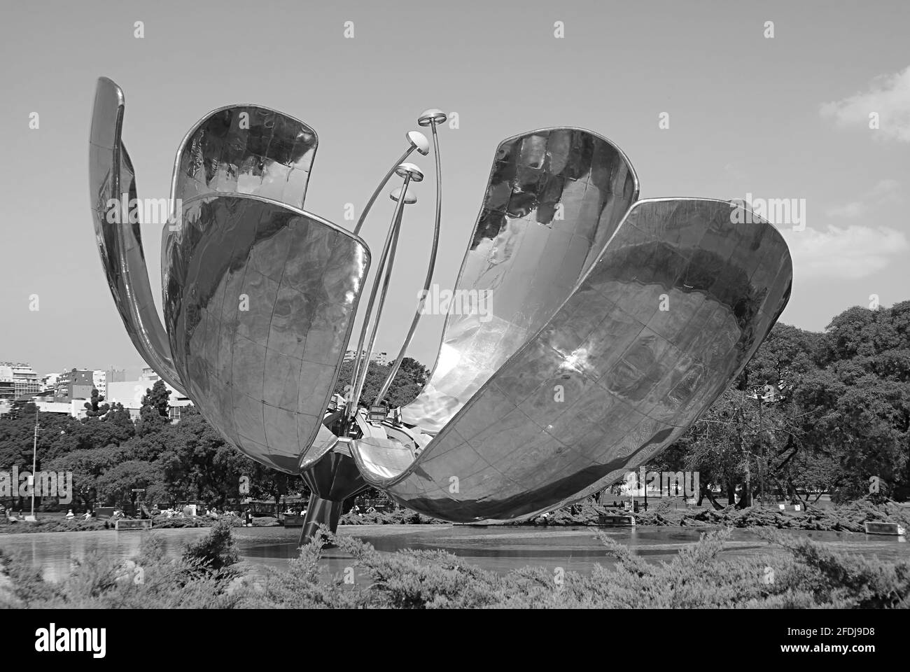 Floralis Generica, une gigantesque sculpture de fleurs en acier et en aluminium réalisée par l'architecte argentin Eduardo Catalano, Buenos Aires, Argentine Banque D'Images