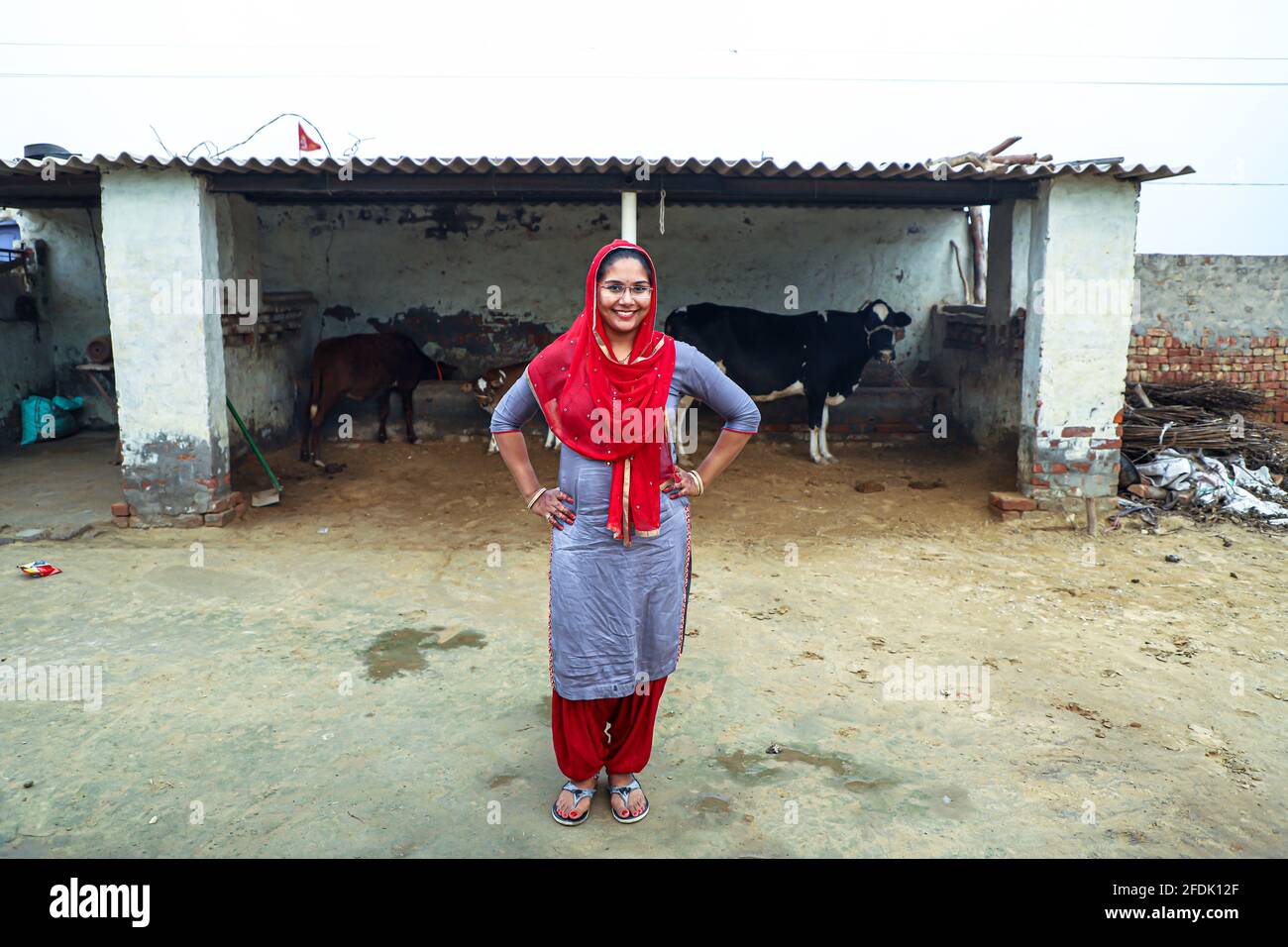 portrait d'une femme rurale indienne travaillant dans leur maison. Banque D'Images