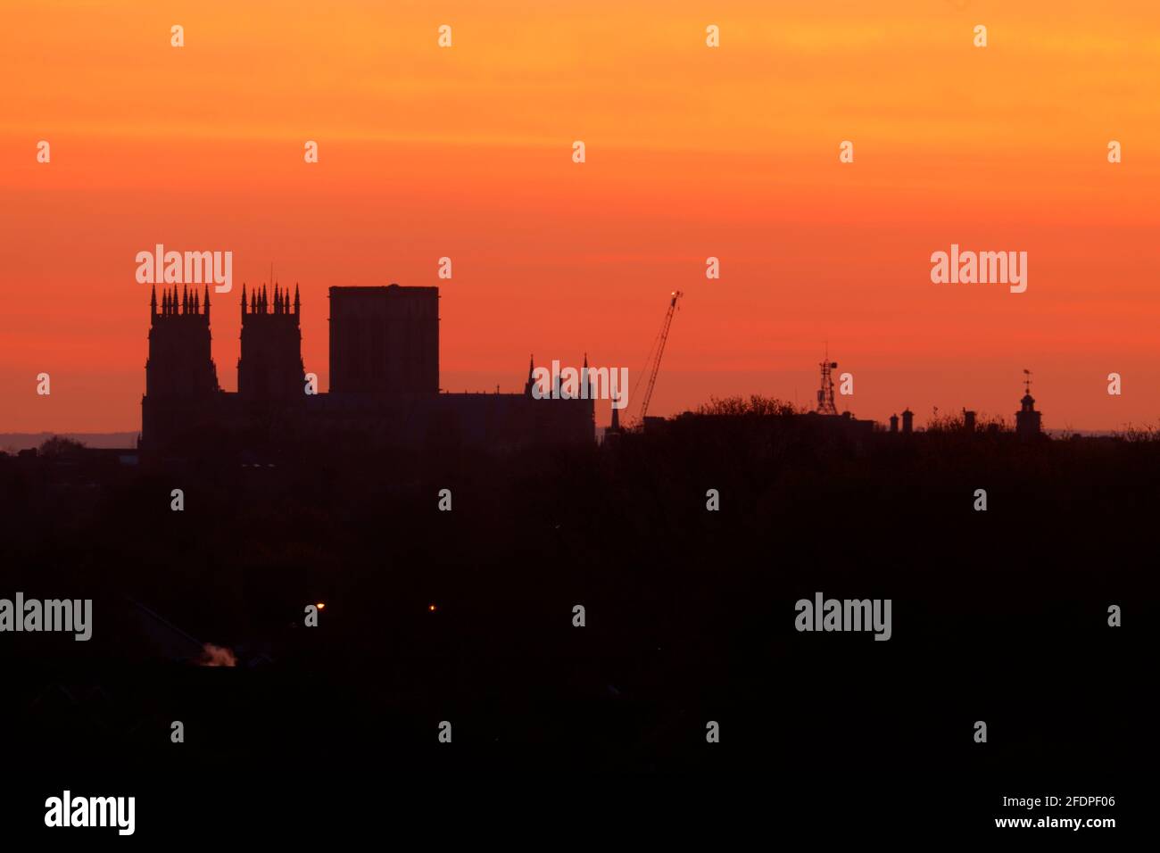 Silhouette de York Minster au lever du soleil dans le North Yorkshire, Royaume-Uni Banque D'Images